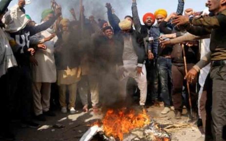 दिल्लीत शेतकरी आक्रमक; मोदींचा पुतळा जाळत सरकारी प्रस्तावाला केराची टोपली
