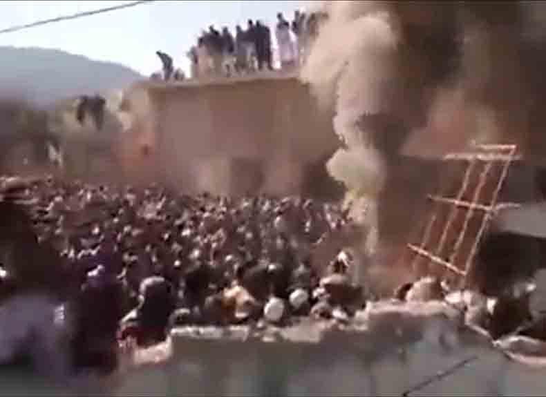 पाकिस्तानात हिंदू मंदीराची तोडफोड करून लावली आग; पाहा व्हिडिओ