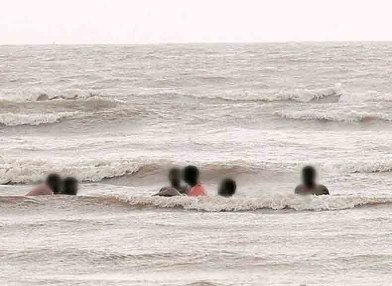 पुण्यातील तीन पर्यटकांचा आंजर्ले समुद्रात बुडून मृत्यू; तर तिघांना वाचवण्यात यश