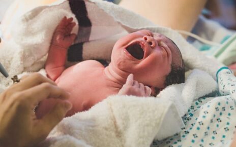 काय सांगता! हॉटेलच्या वॉशरुममध्येच महिलेने दिला बाळाला जन्म