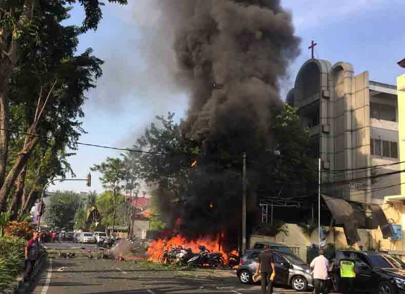 इंडोनेशियात चर्चसमोर बॉम्बस्फोट; शेकडो नागरिक जखमी