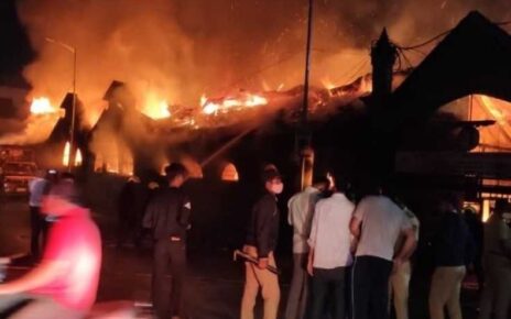अग्नितांडवात २५ दुकाने जाळून खाक; कोंबड्या आणि बकऱ्यांचा होरपळून मृत्यू