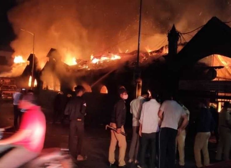 अग्नितांडवात २५ दुकाने जाळून खाक; कोंबड्या आणि बकऱ्यांचा होरपळून मृत्यू