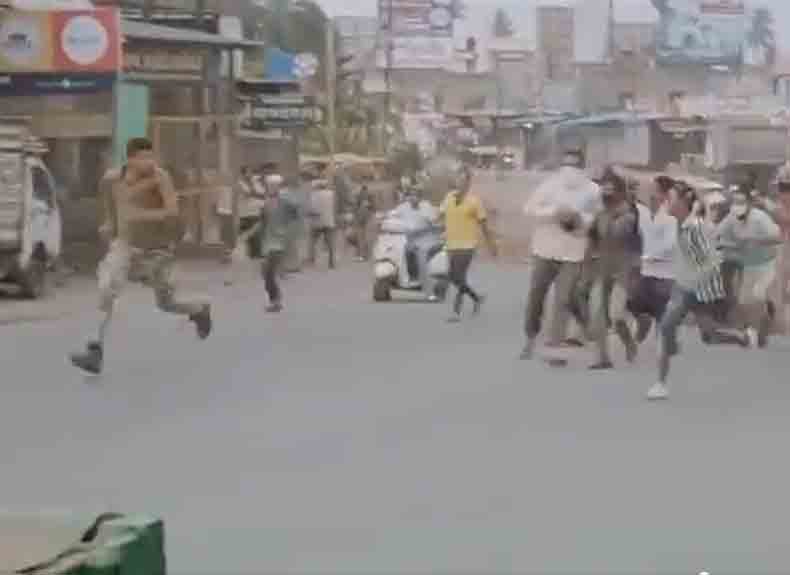 महाराष्ट्रात चाललंय काय? पोलिसांना पाठलाग करुन मारहाण; व्हिडीओ व्हायरल