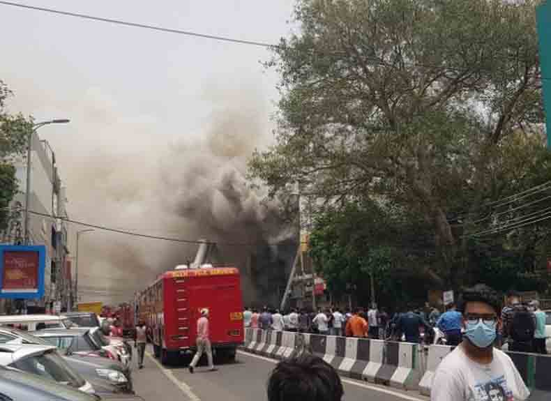 दिल्लीमध्ये भीषण अग्नितांडव.. 30 अग्निशमनदलाच्या गाड्या घटनास्थळी