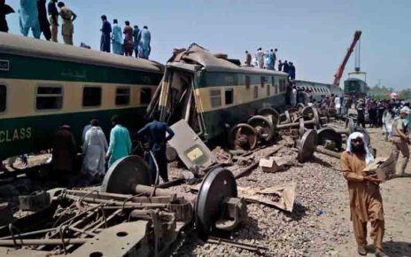 पाकिस्तानमध्ये दोन रेल्वे गाड्यांची धडक; ३० प्रवासी ठार