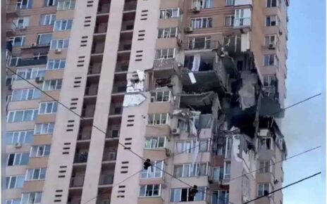 युक्रेनमध्ये रहिवासी इमारतीवर कोसळली मिसाईल; स्फोटानं कीव्ह हादरलं