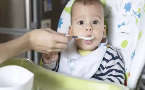 मुलांना जबदरस्ती जेवण भरवता? पण ही गोष्ट मुलांच्या आरोग्यासाठी घातक, कशी ती पाहा?