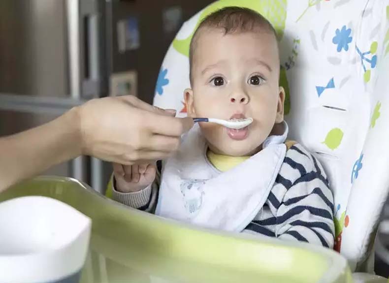 मुलांना जबदरस्ती जेवण भरवता? पण ही गोष्ट मुलांच्या आरोग्यासाठी घातक, कशी ती पाहा?