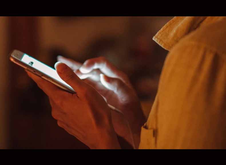 महाराष्ट्राच्या या गावात संध्याकाळी नेमकं काय घडतं, का केले जातात मोबाईल बंद? कारण वाचून व्हाल थक्क