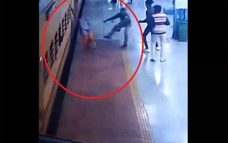 तोल जाऊन रेल्वेतून खाली पडली, पण पोलिसाने जीवाची बाजी लावून वाचवलं, थरारक VIDEO समोर