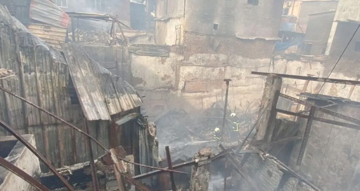 Mumbai Dharavi Fire : लोक साखर झोपेत असताना मुंबईतल्या धारावीत झोपडपट्टीला लागली भीषण आग,  तब्बल 25 घरे जाळून खाक
